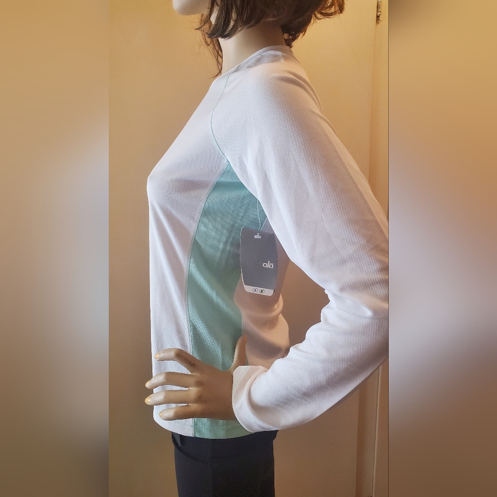 ALO Yoga Women's White and Mint Long Sleeve Top. Alo CoolFit. - Picture 8 of 15
